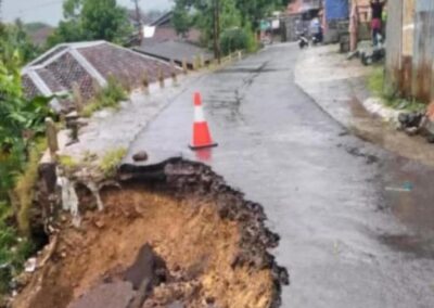 Akses jalan kabupaten di Gunungguruh hampir terputus