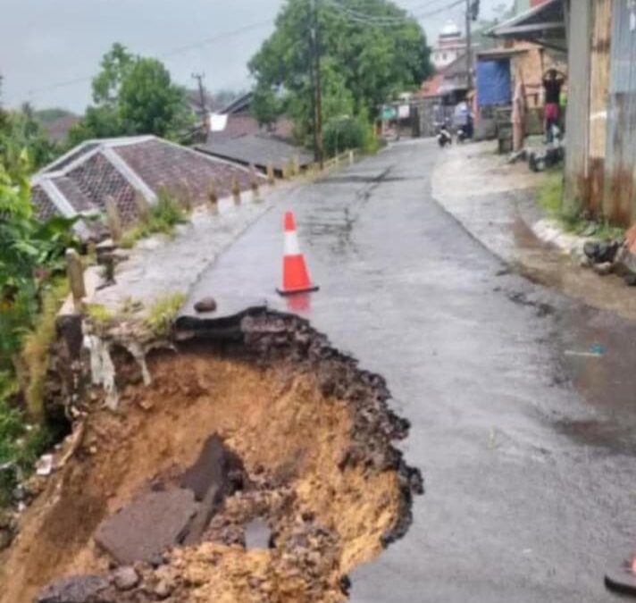 Akses jalan kabupaten di Gunungguruh hampir terputus