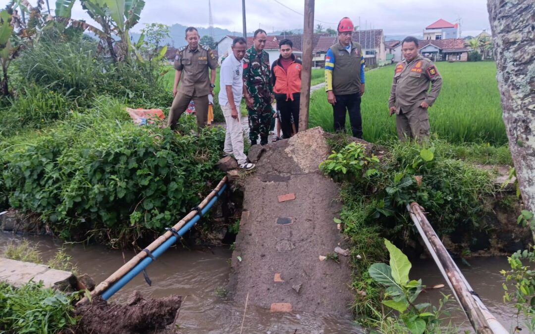 Jembatan di Babakan Cimenteng Roboh, Warga Bersama Pemerintah Desa Bangun Jembatan Sementara