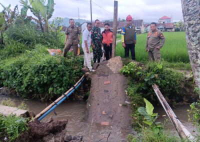 Jembatan di Babakan Cimenteng Roboh, Warga Bersama Pemerintah Desa Bangun Jembatan Sementara