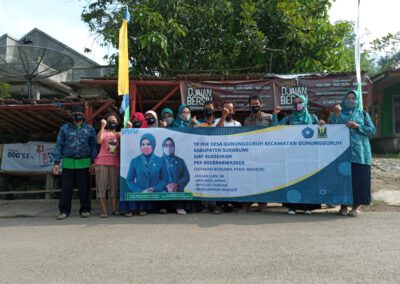 TP PKK Gunungguruh Bagikan Masker Kepada Warga Bareng Karang Taruna