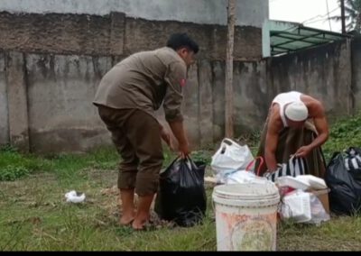 Mahasiswa KKN STAI Sukabumi Ajak Warga untuk Peduli Lingkungan dengan Cara Edukasi Pemilihan Sampah.