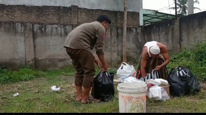 Mahasiswa KKN STAI Sukabumi Ajak Warga untuk Peduli Lingkungan dengan Cara Edukasi Pemilihan Sampah.