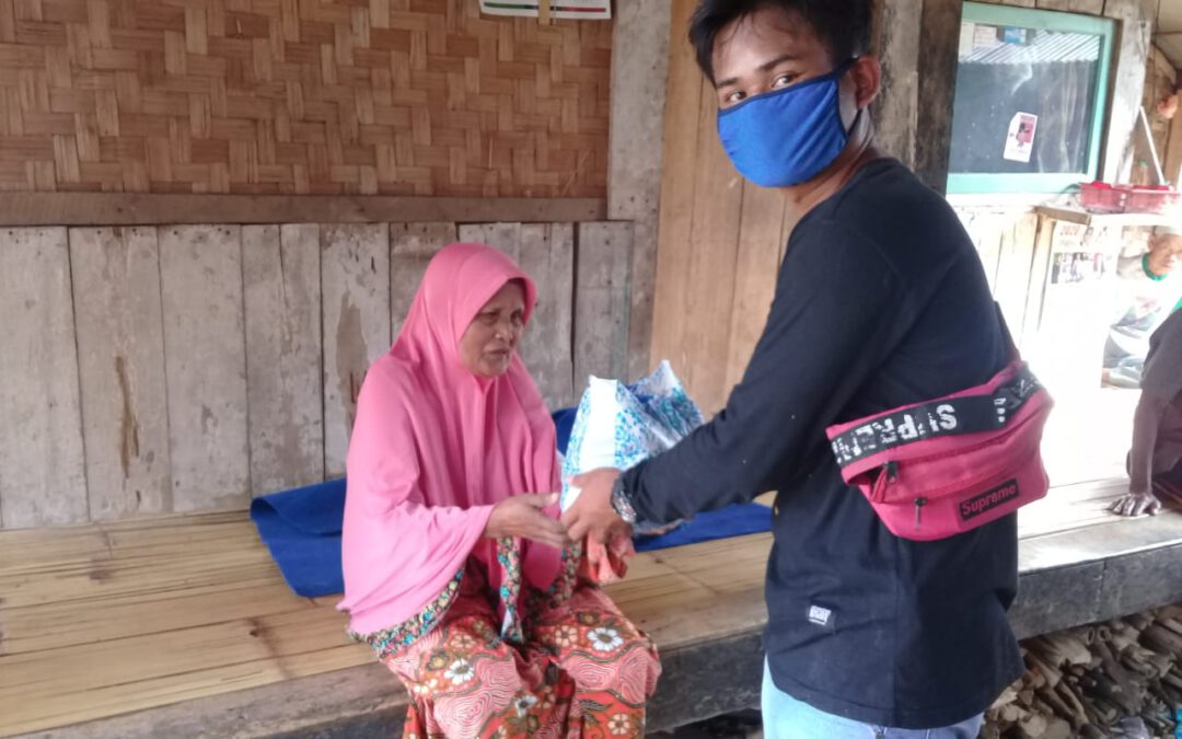 100 Paket Semabako Karang Taruna Bagikan Kepada Warga Terdampak Covid 19