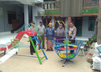 PEMBERIAN SARANA PERMAINAN KE TK AL-USTMANIYAH KP KARANGGANTUNG